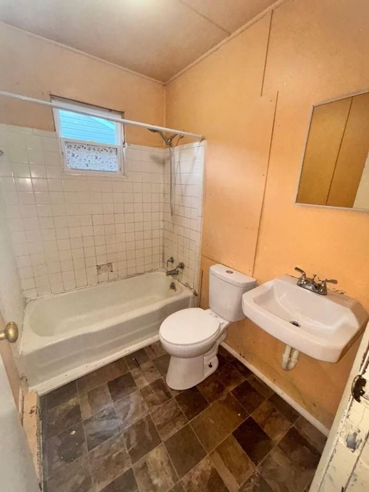 1235 Franklin Ave - Photo 4 of 7