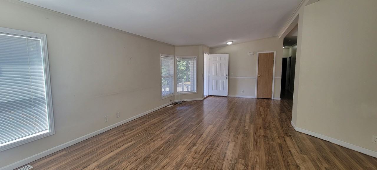 8090 Sawtell Rd - Photo 5 of 16