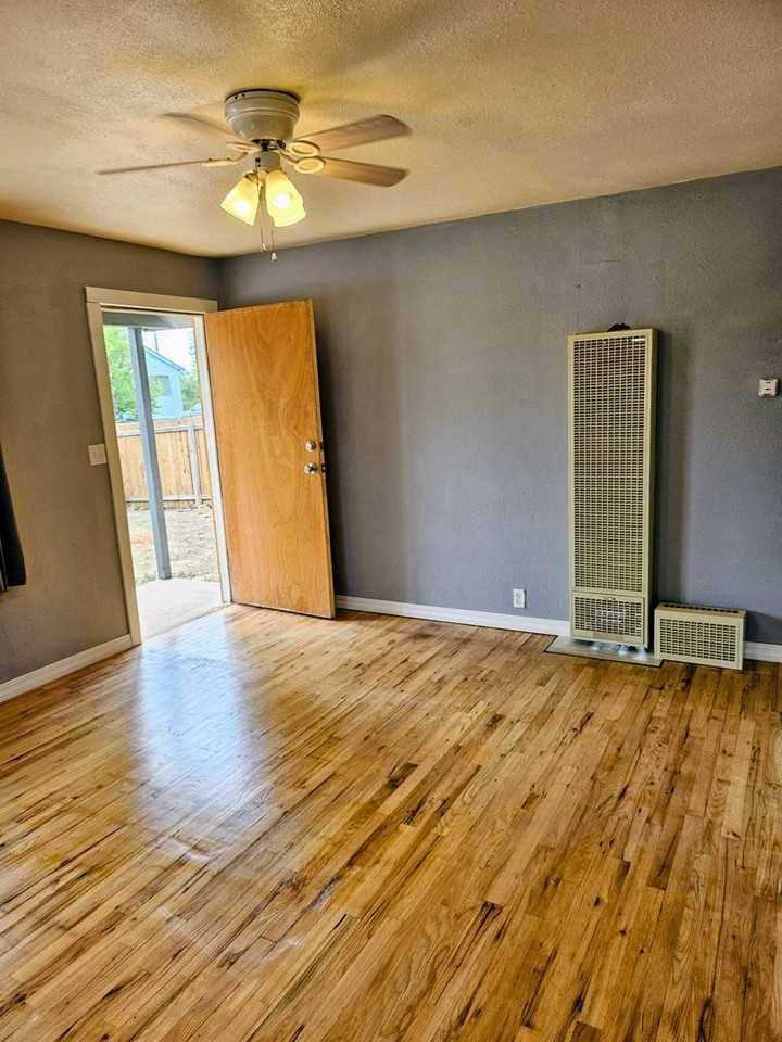 2505 Carthage Ave - Photo 5 of 15