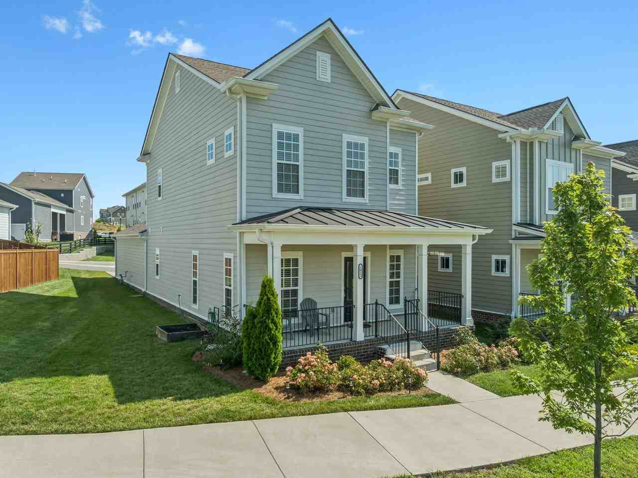 1012 Stoneleigh Ln - Photo 2 of 50