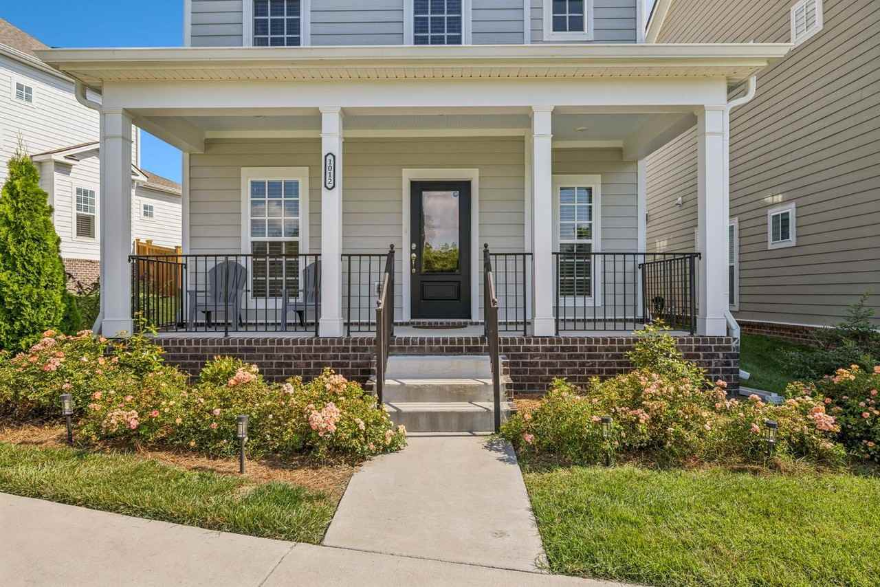 1012 Stoneleigh Ln - Photo 3 of 50