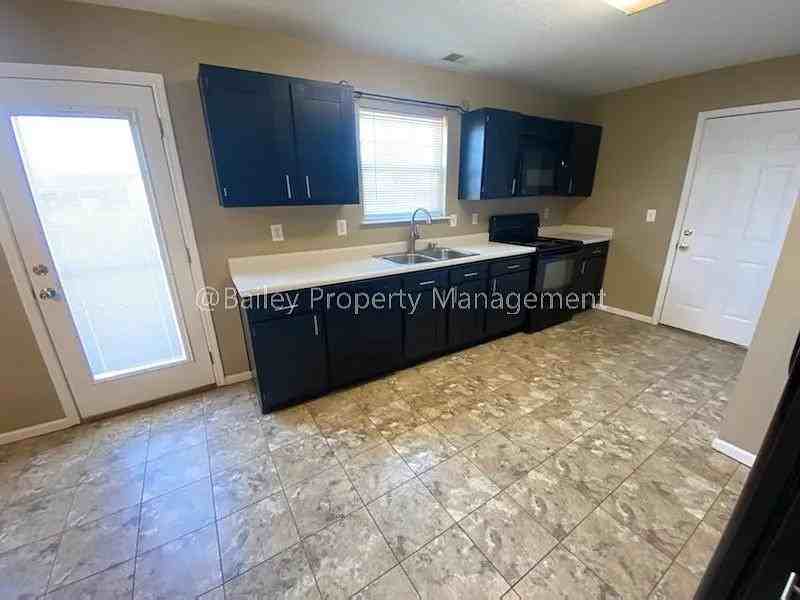157 Sara Ct - Photo 4 of 12