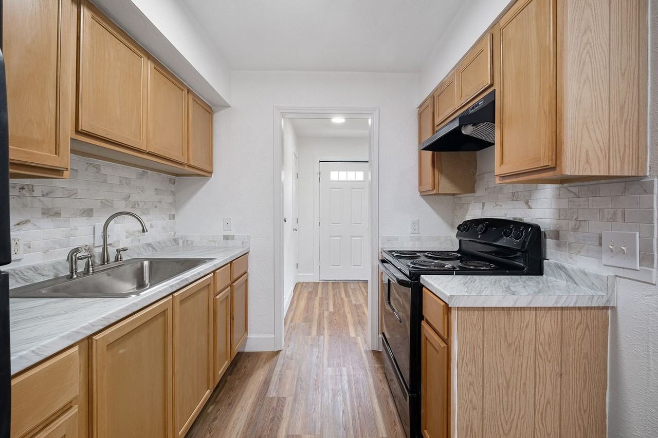 2217 Mission Hill Dr - Photo 5 of 37