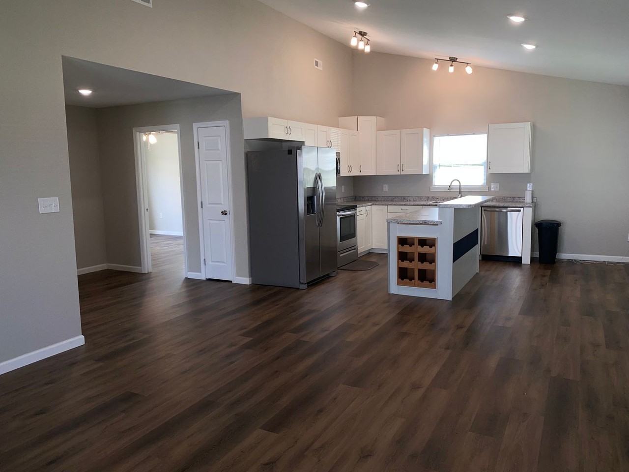 917 W Liberty St - Photo 2 of 11