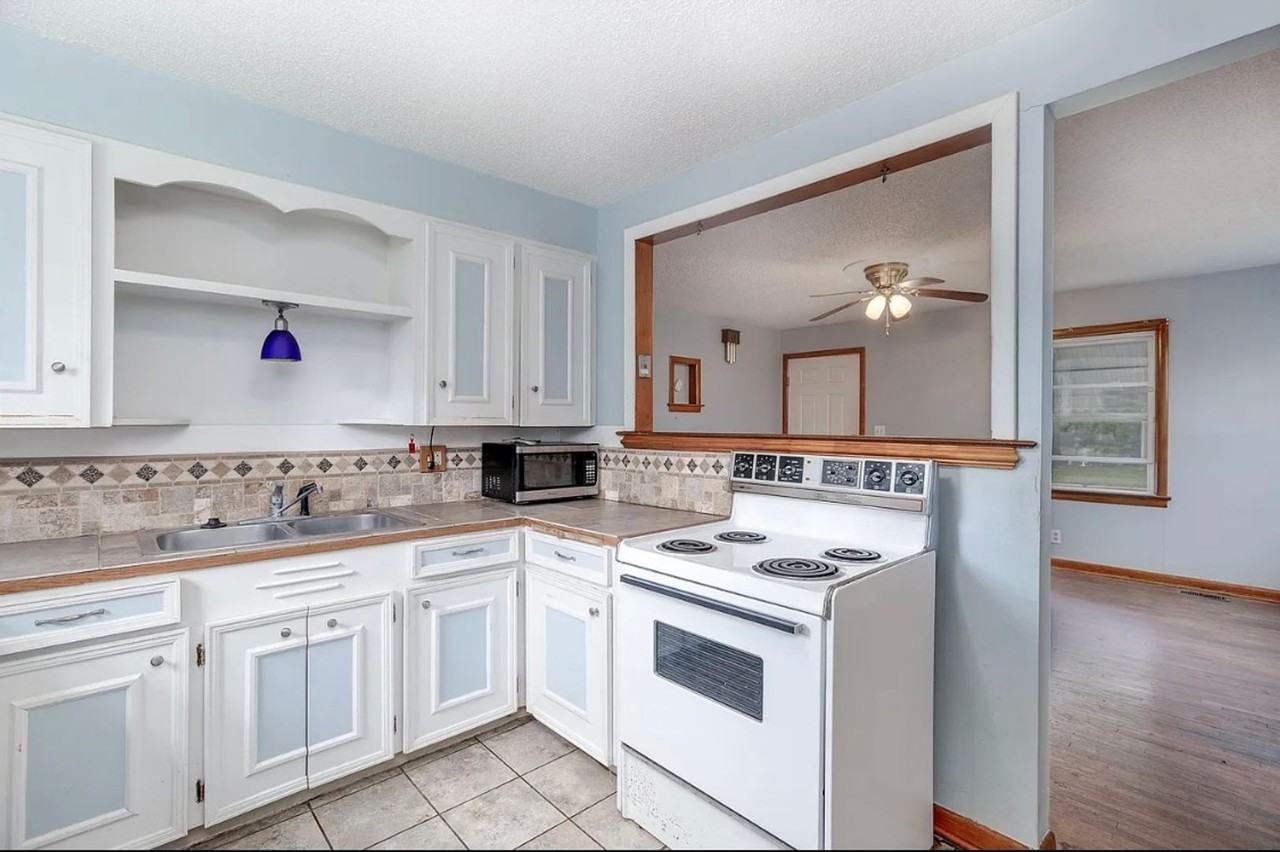 312 S Poplar St - Photo 3 of 14