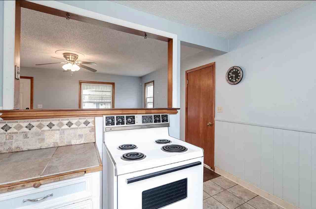 312 S Poplar St - Photo 4 of 14