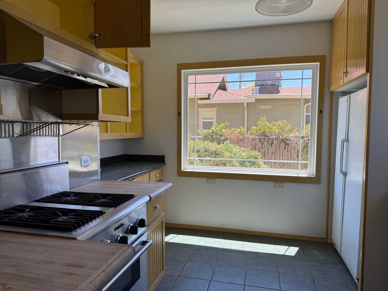 561 Mcleod St - Photo 2 of 8