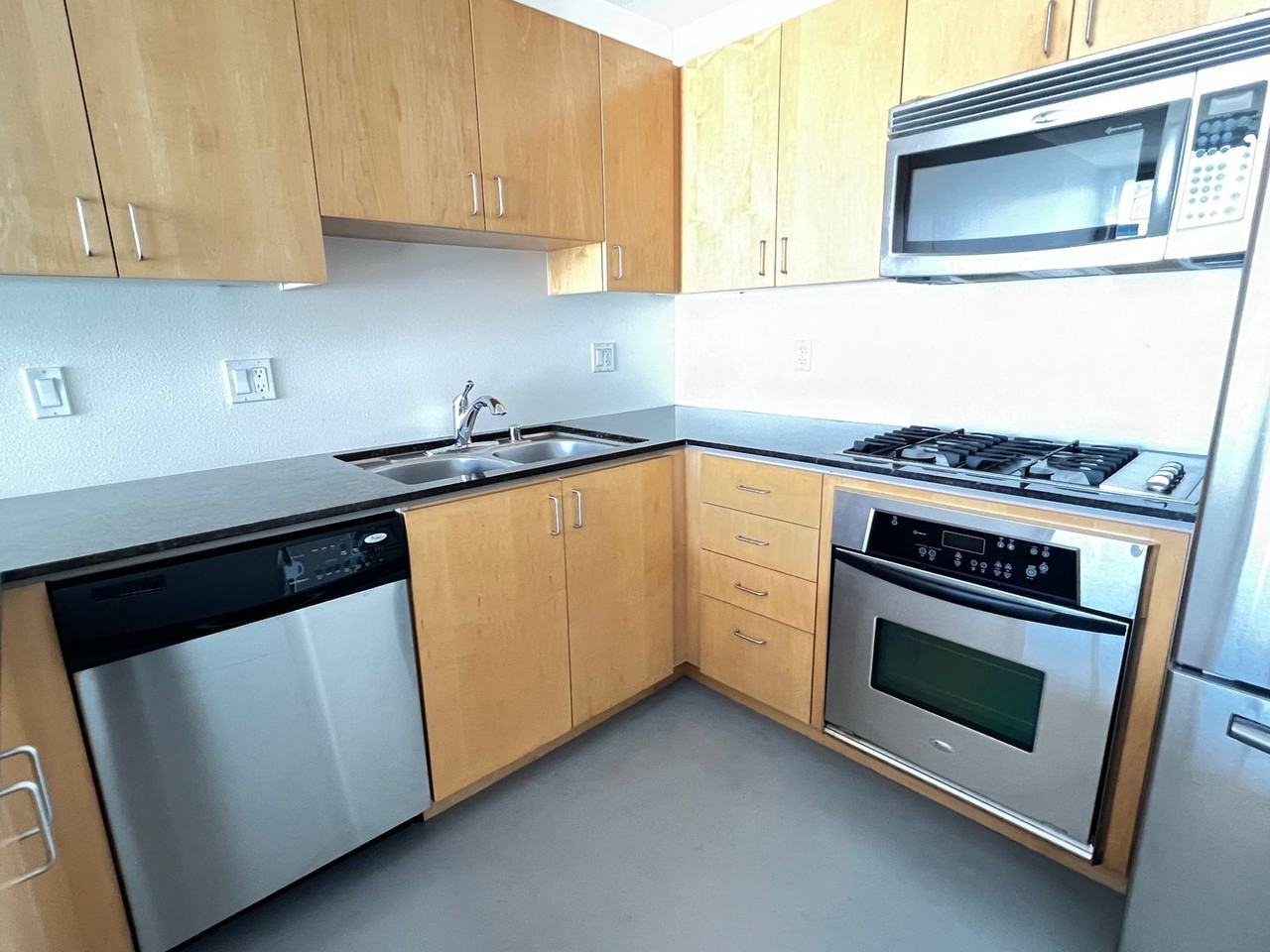 285 W 6th St - Photo 3 of 19