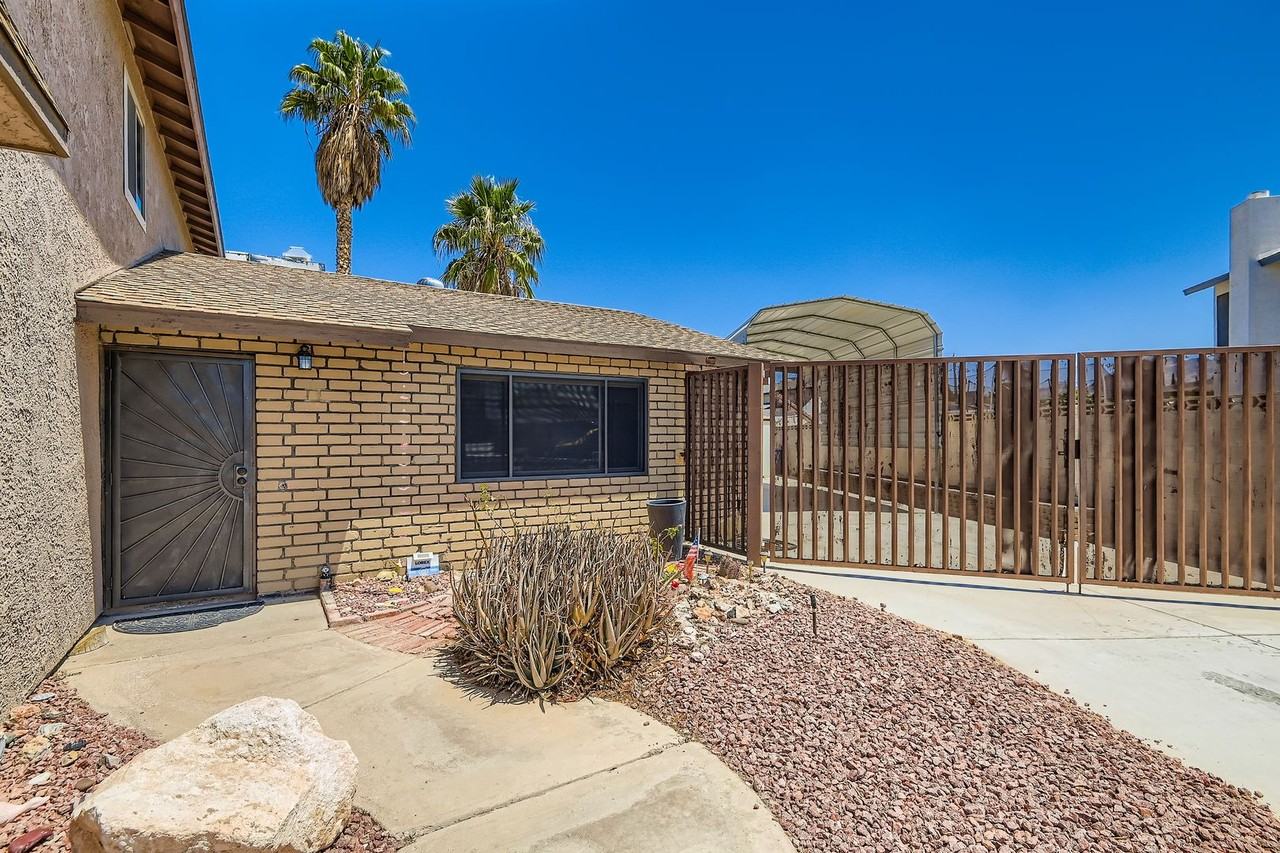 733 733  Strawberry PL - Strawberry PL - Photo 3 of 27