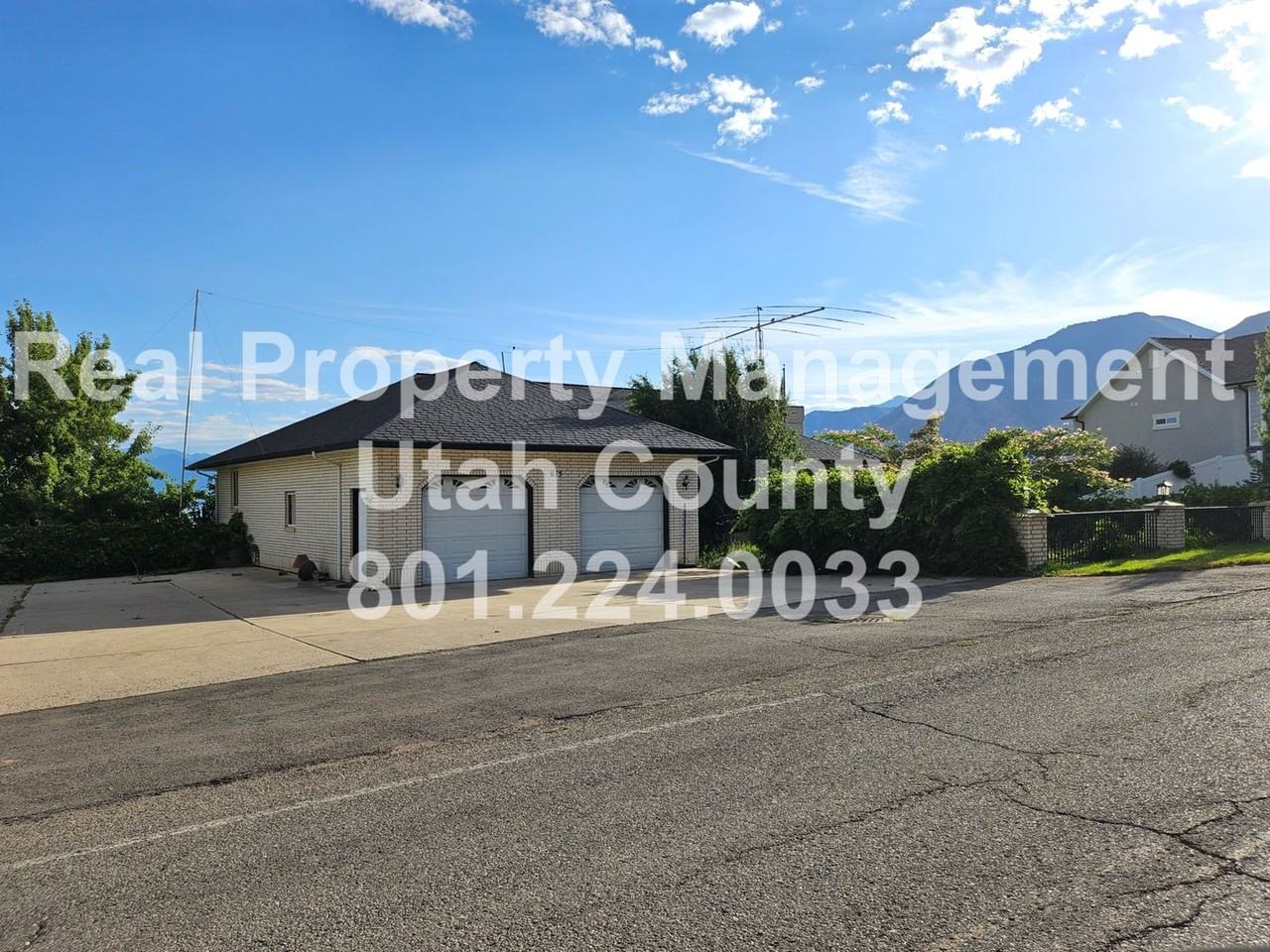 675 E Park Dr - Photo 3 of 38