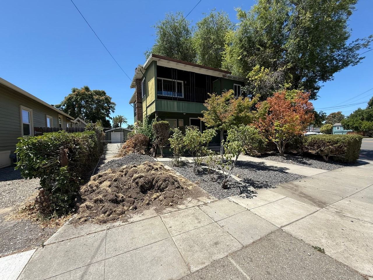 563 Mcleod St - Photo 2 of 9