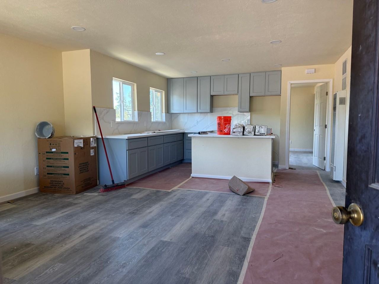 563 Mcleod St - Photo 3 of 9