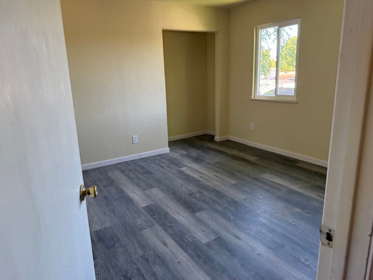 563 Mcleod St - Photo 7 of 9