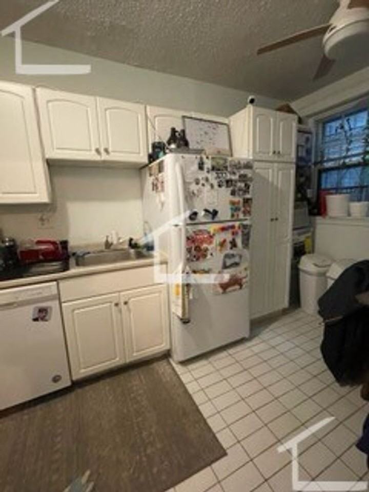 118 Strathmore Rd - Photo 2 of 15