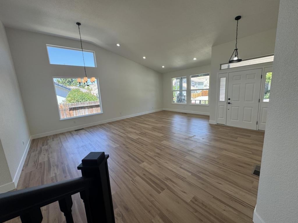 1665 Southview Dr - Photo 2 of 32