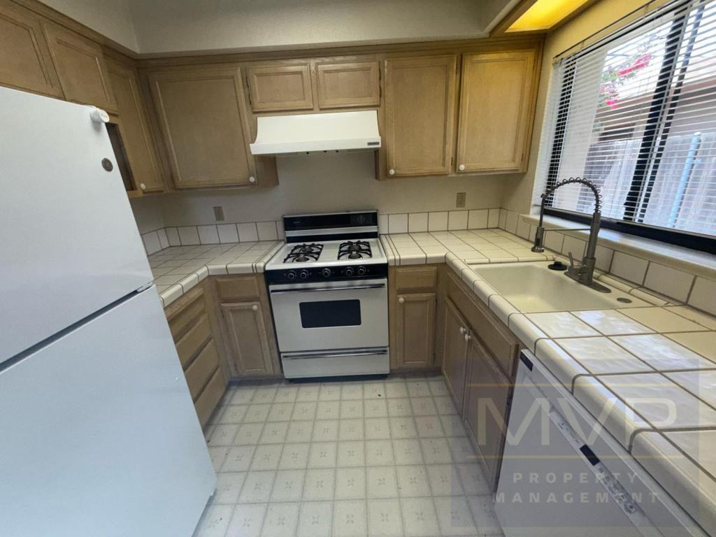 411 N 1st Ave - Photo 3 of 12