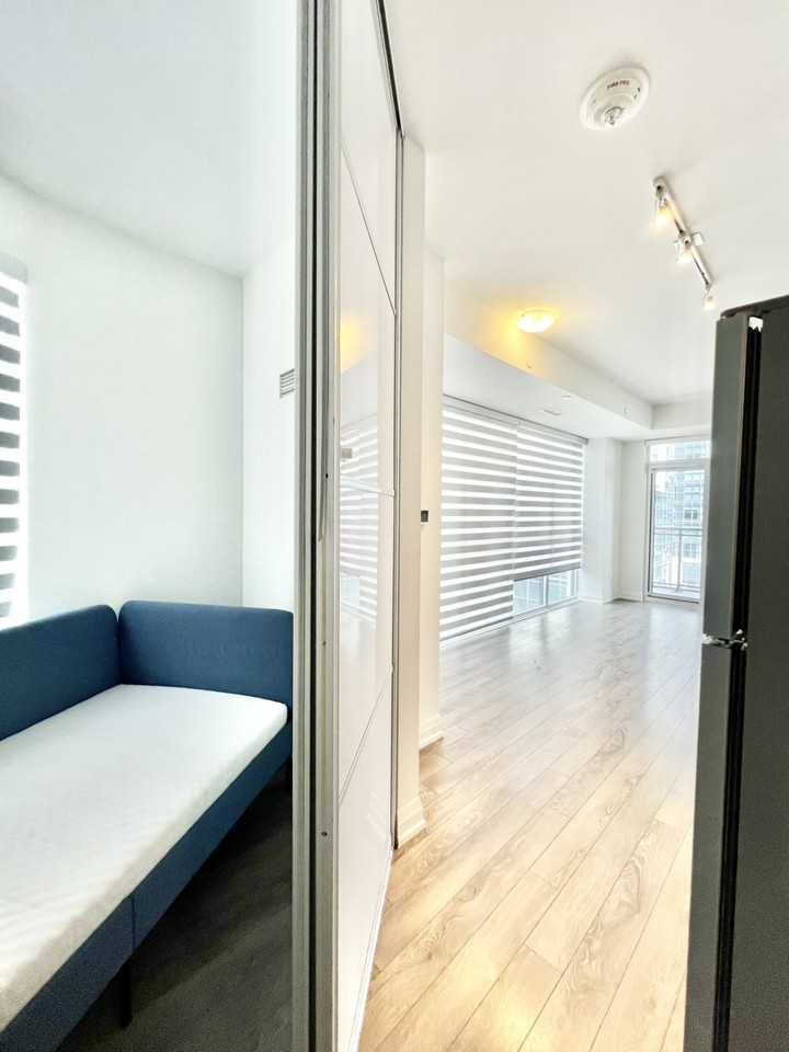10 Meadowglen Pl - Photo 4 of 20