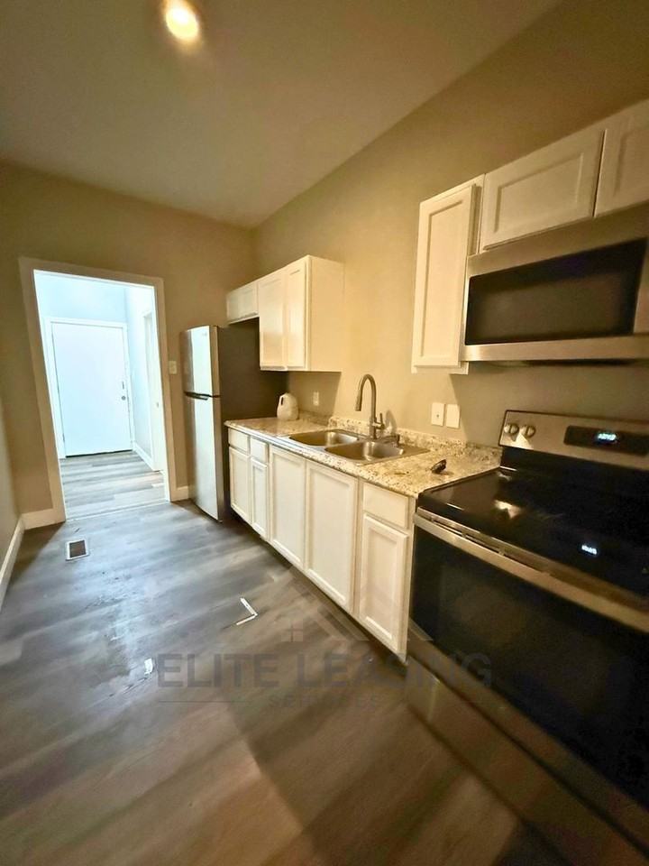 1255 SW Tyler St - Photo 5 of 9