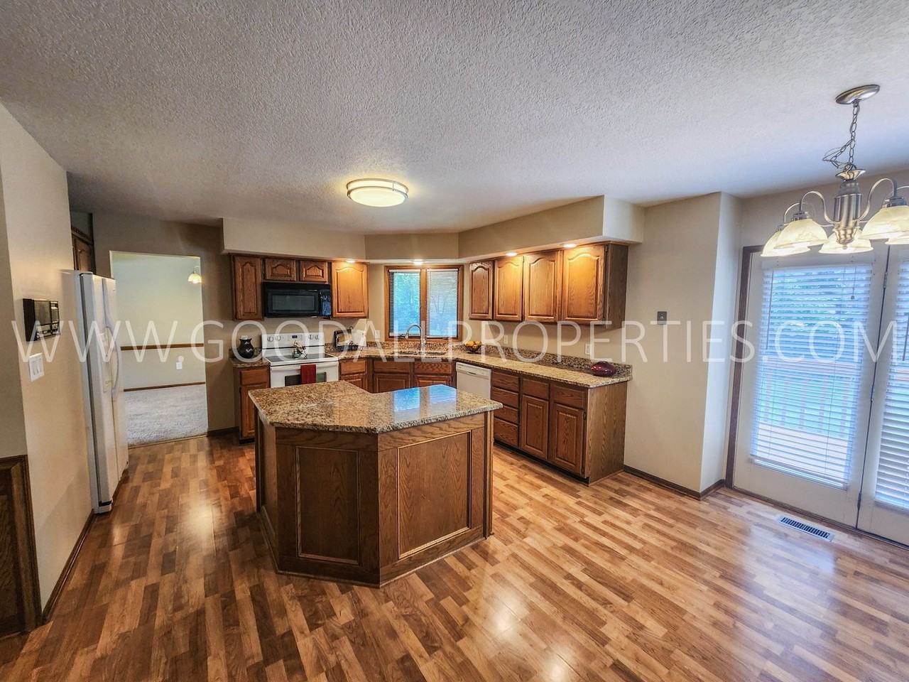 924 Prairie View Dr - Photo 2 of 48