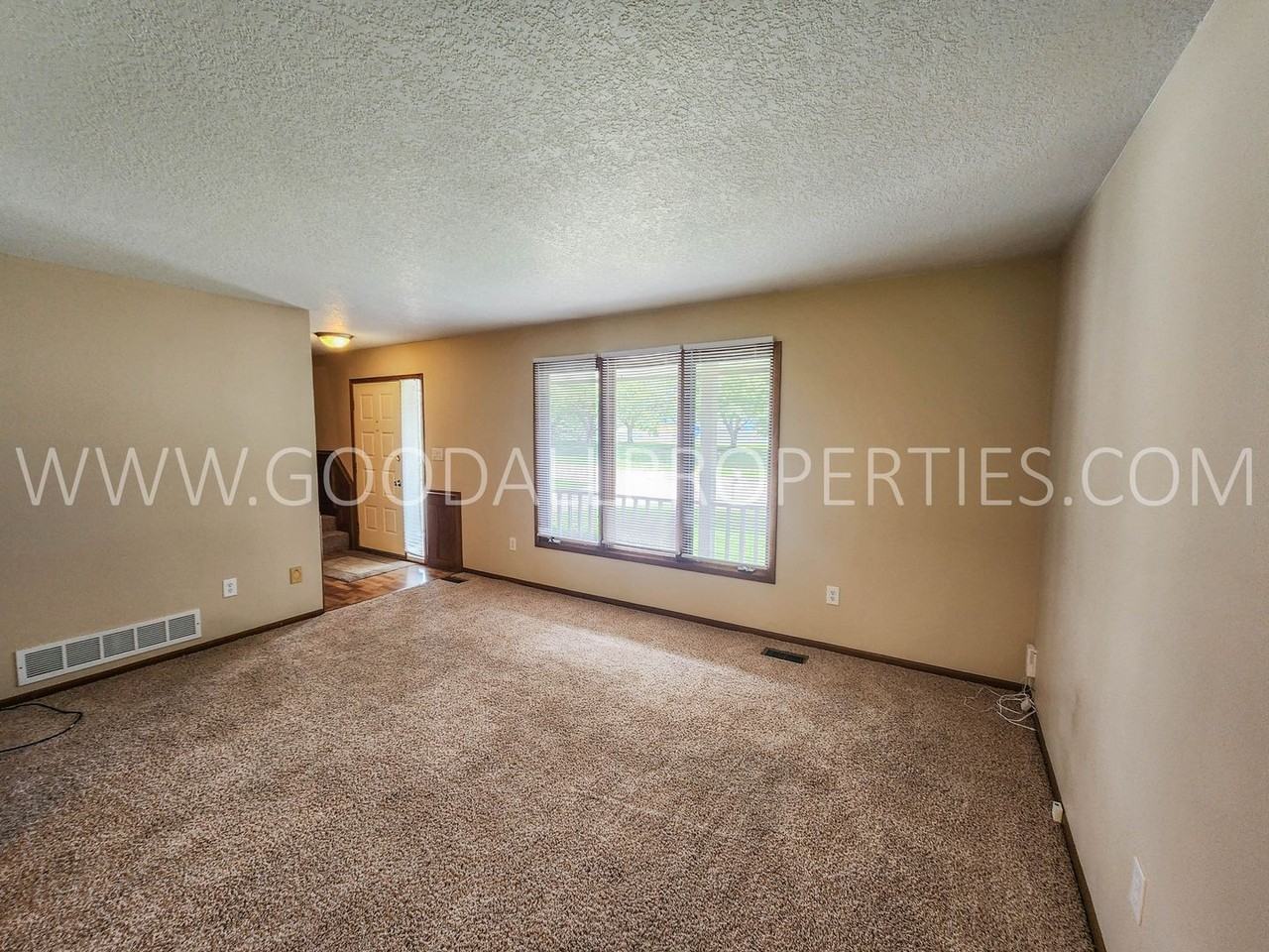924 Prairie View Dr - Photo 7 of 48