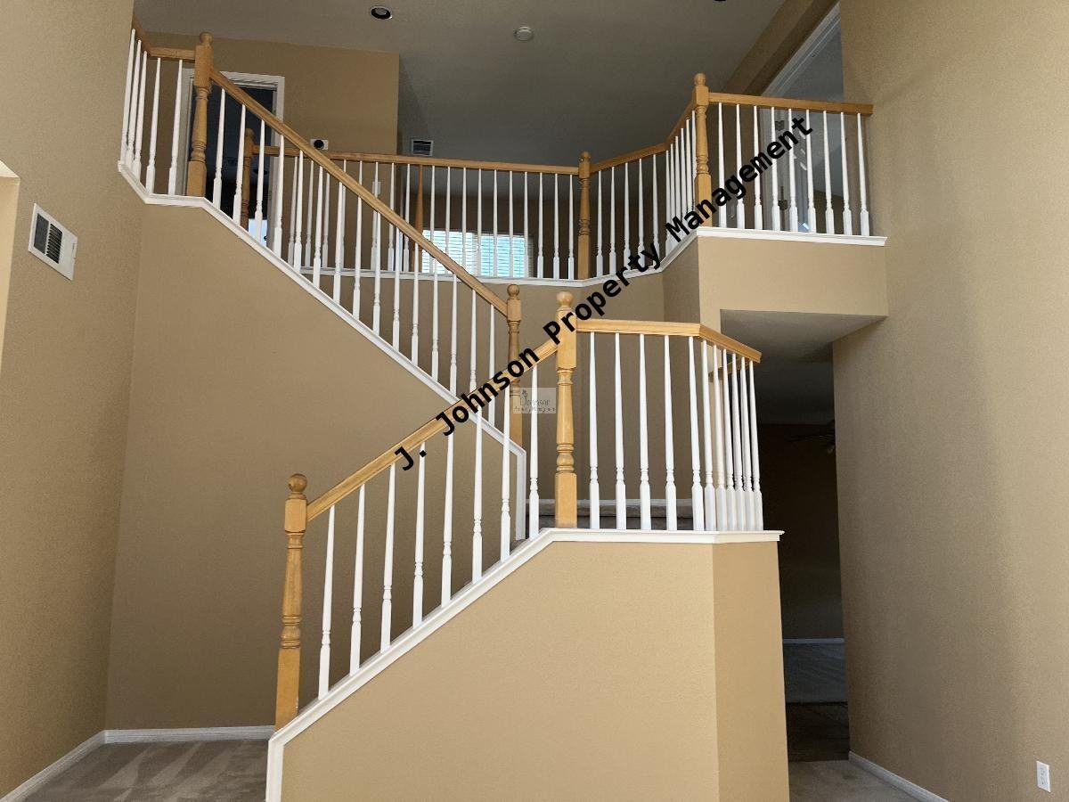879 Winnipeg Ct - Photo 2 of 7