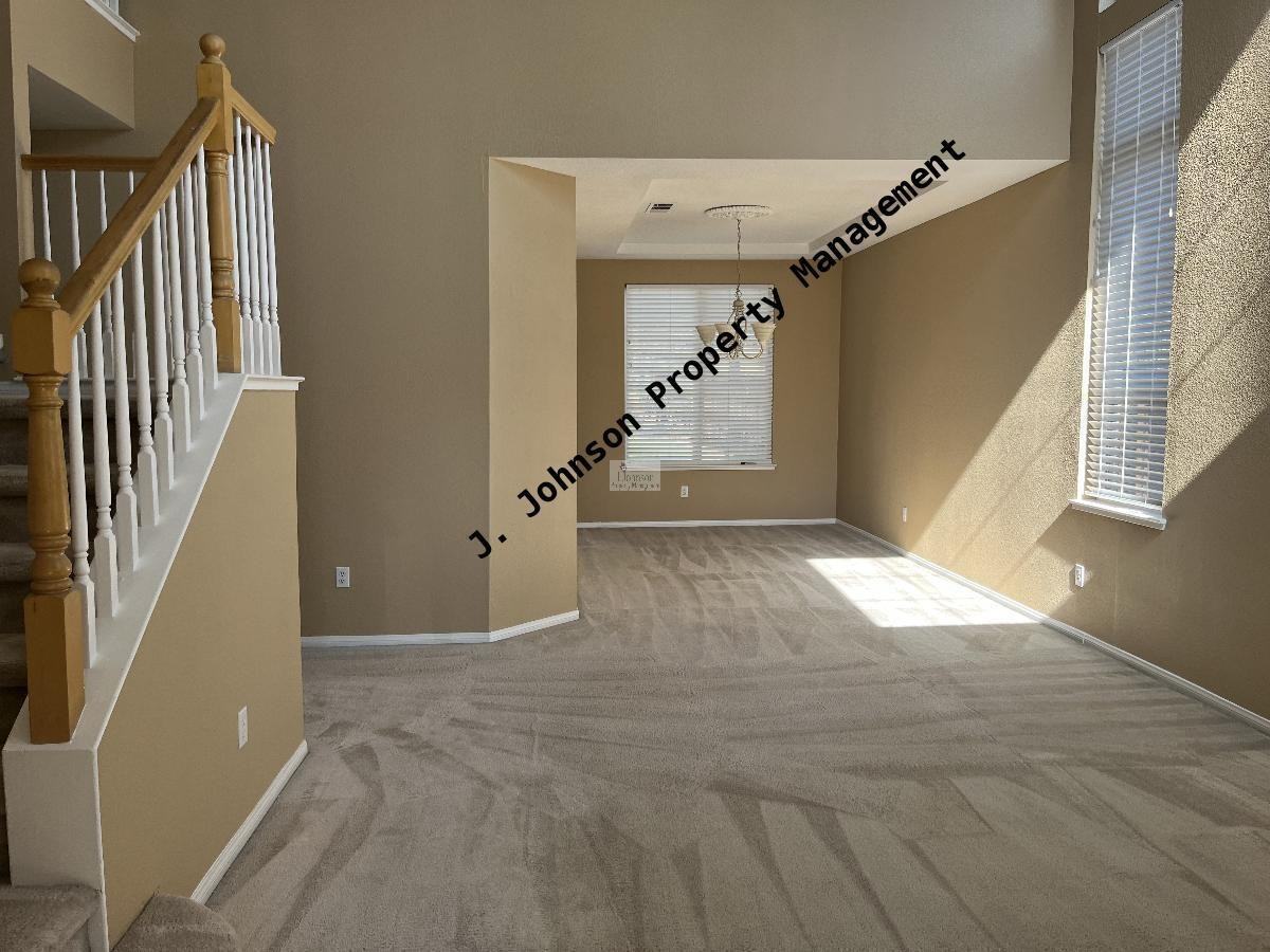 879 Winnipeg Ct - Photo 3 of 7