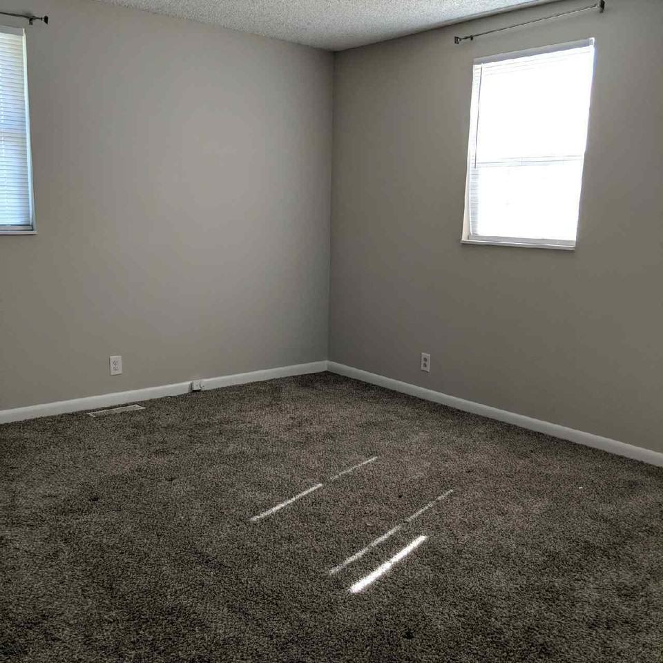 425 Ocala Ct N - Photo 2 of 12