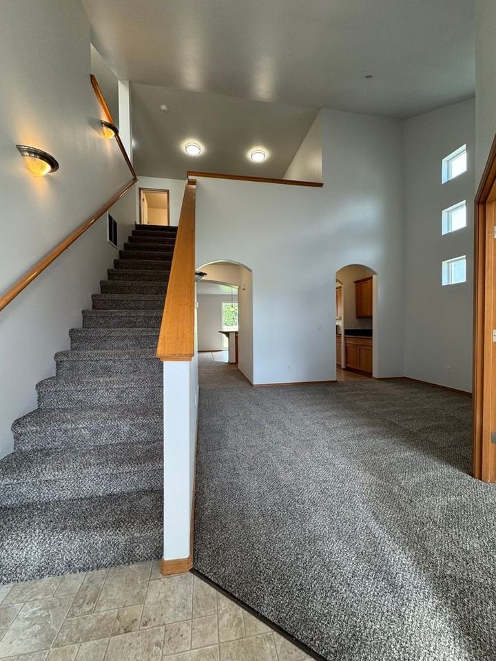 2210 N Clearview Dr - Photo 3 of 42