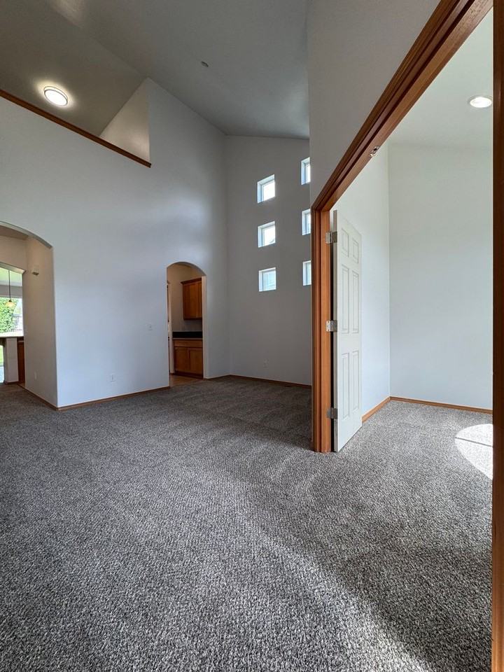 2210 N Clearview Dr - Photo 4 of 42