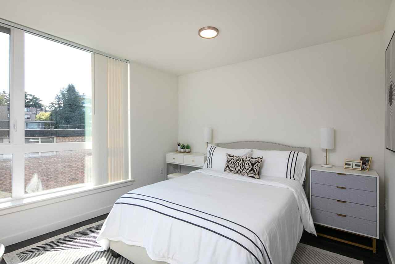 5216 Brooklyn Ave NE - Photo 5 of 30