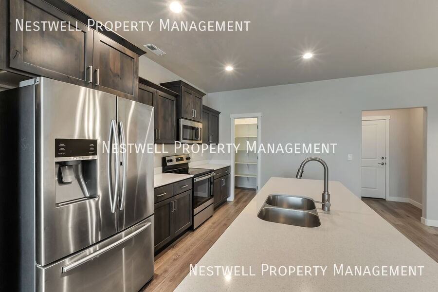 895 S 900 W - Photo 3 of 29