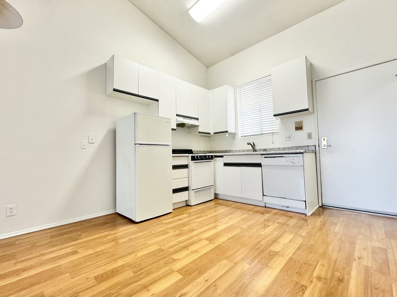 1221 Seward St #209 - Photo 3 of 10