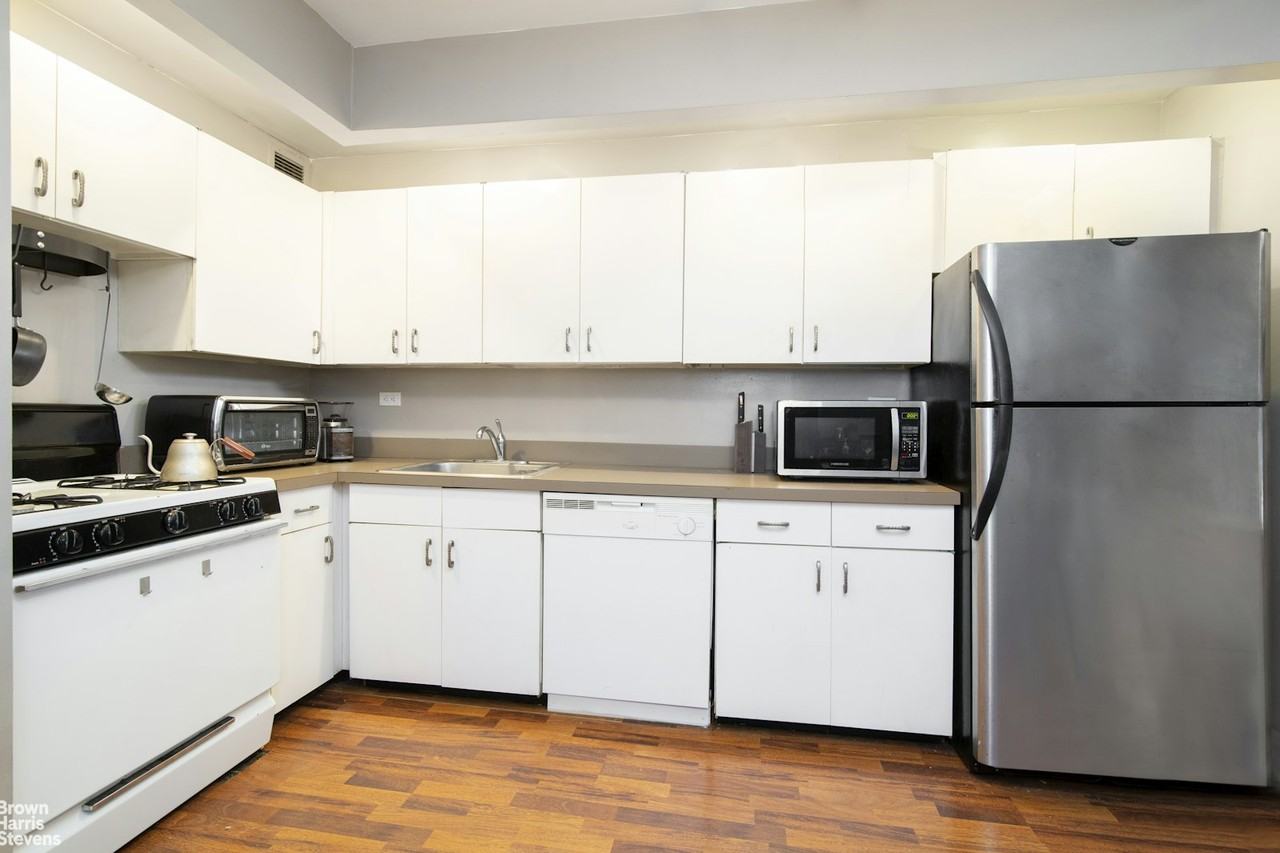 225 E 86th St #801 - Photo 4 of 9