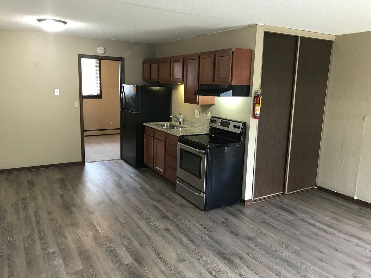 313 Hoyt Ave E - Photo 2 of 12