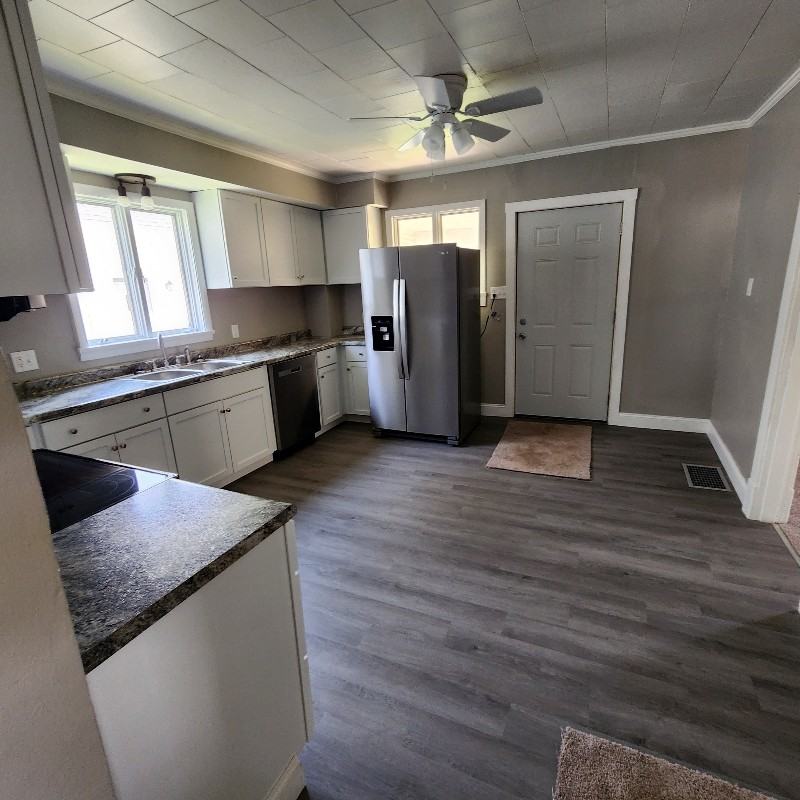 811 Lynn St - Photo 2 of 11