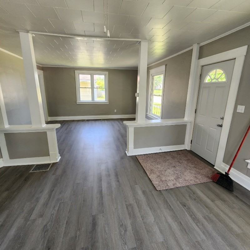 811 Lynn St - Photo 3 of 11