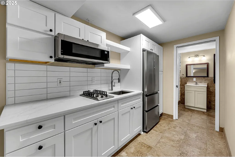 1320 Nw Maple Ln #B - Photo 4 of 16