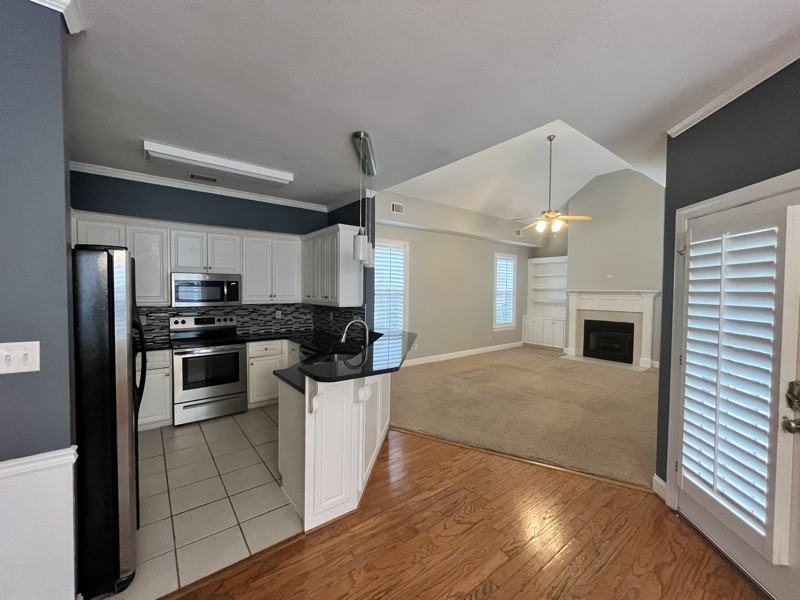 921 Mitchell Ln - Photo 4 of 14