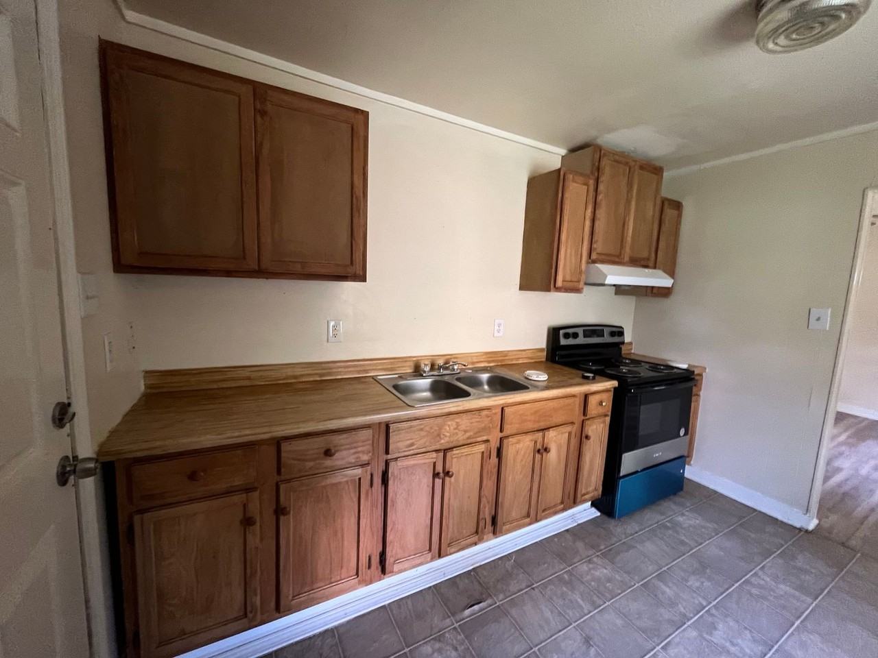 207 Roosevelt Rd - Photo 2 of 19