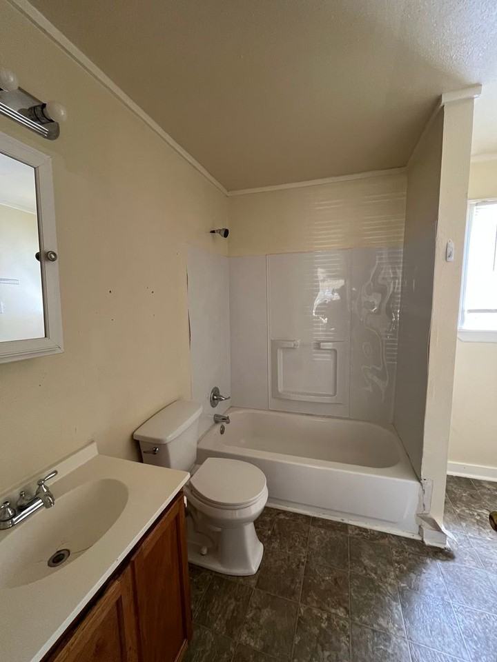 207 Roosevelt Rd - Photo 5 of 10