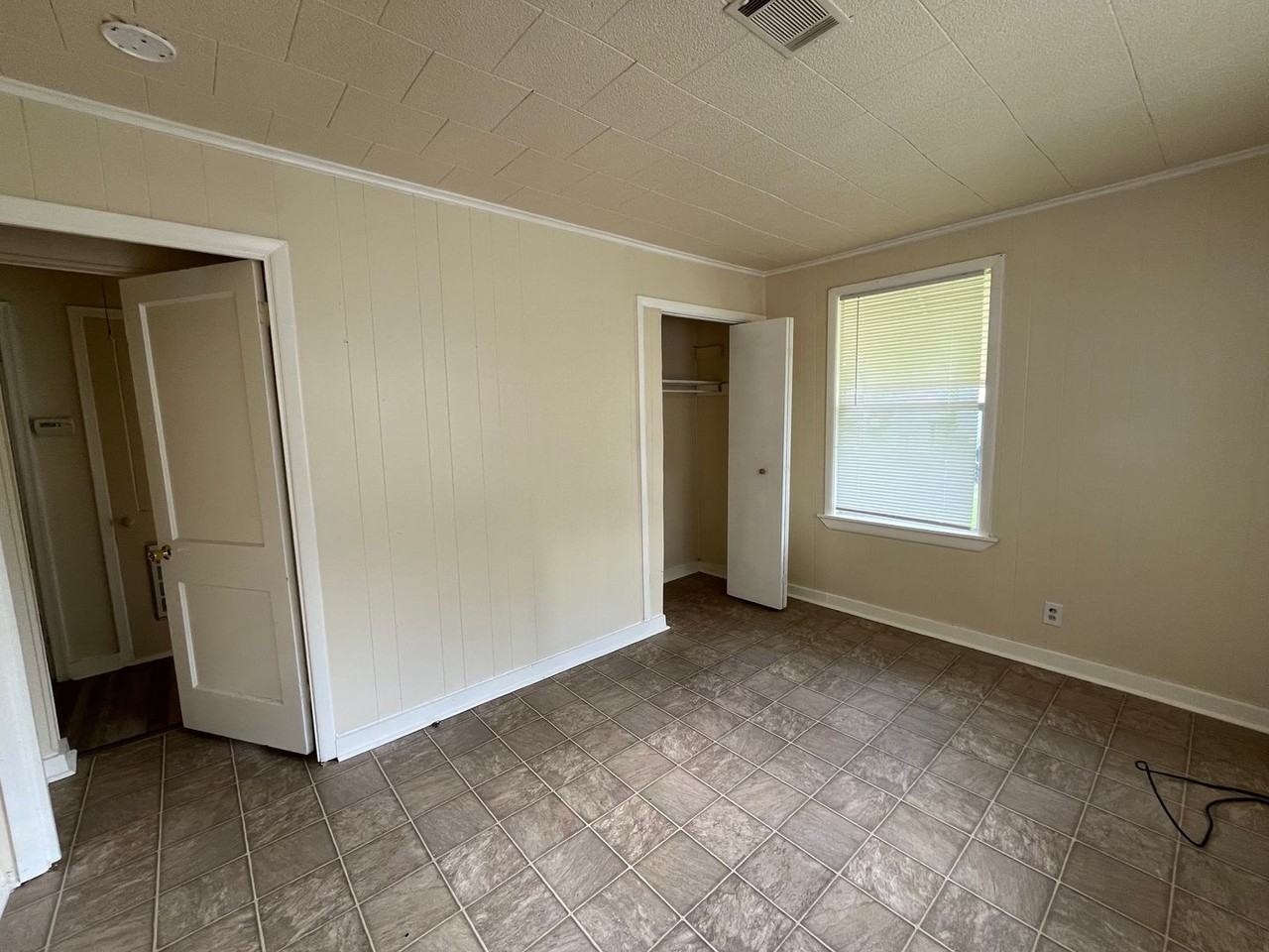 207 Roosevelt Rd - Photo 4 of 10