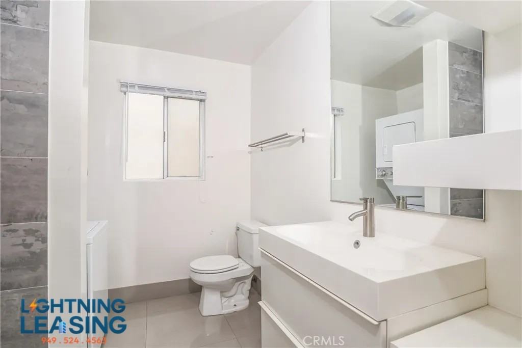 811 1/2 6th St #105D - Photo 4 of 17