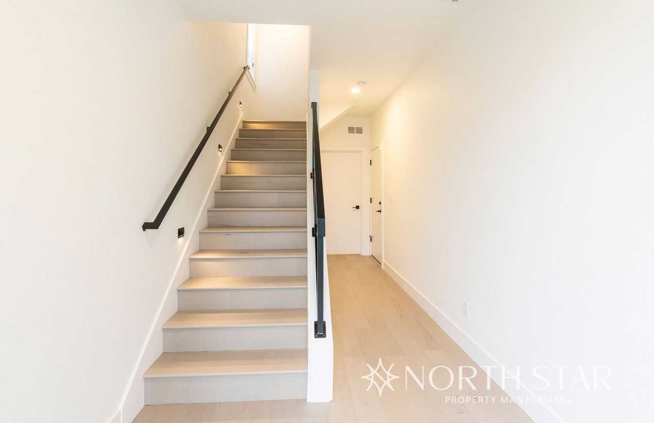 4246 Nw Woodgate Ave - Photo 2 of 31