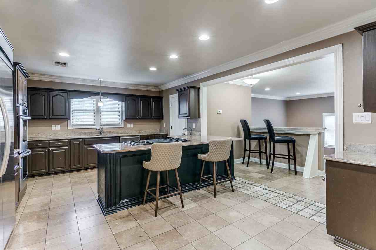 307 Ridgemont Ave - Photo 4 of 37