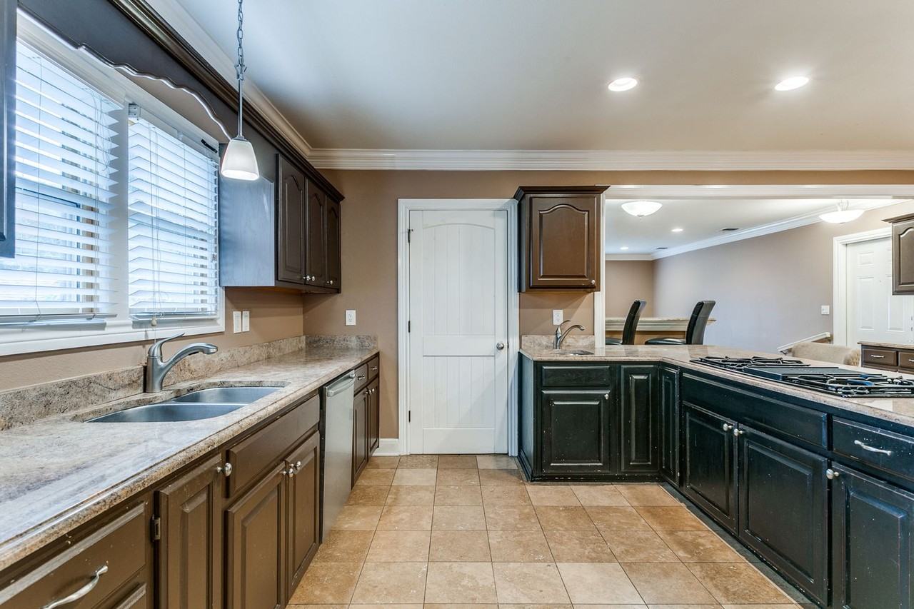 307 Ridgemont Ave - Photo 6 of 37