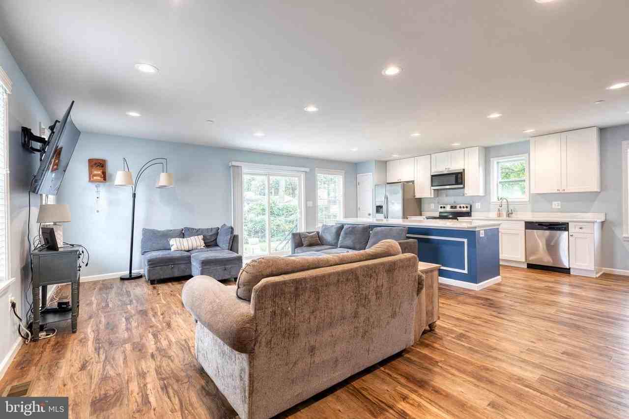7730 Lawrence Ave - Photo 3 of 37