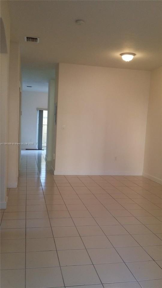 1536 Se 26th St #105 - Photo 4 of 24