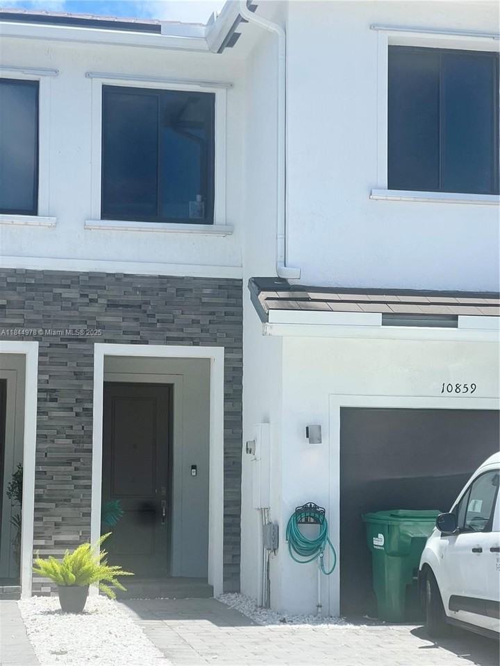 10859 Sw 235th Ln - Photo 2 of 30