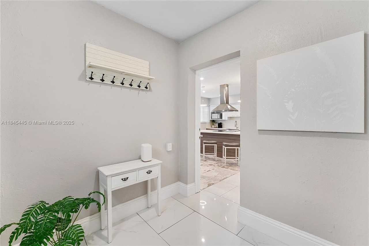 2227 Cody St - Photo 3 of 24