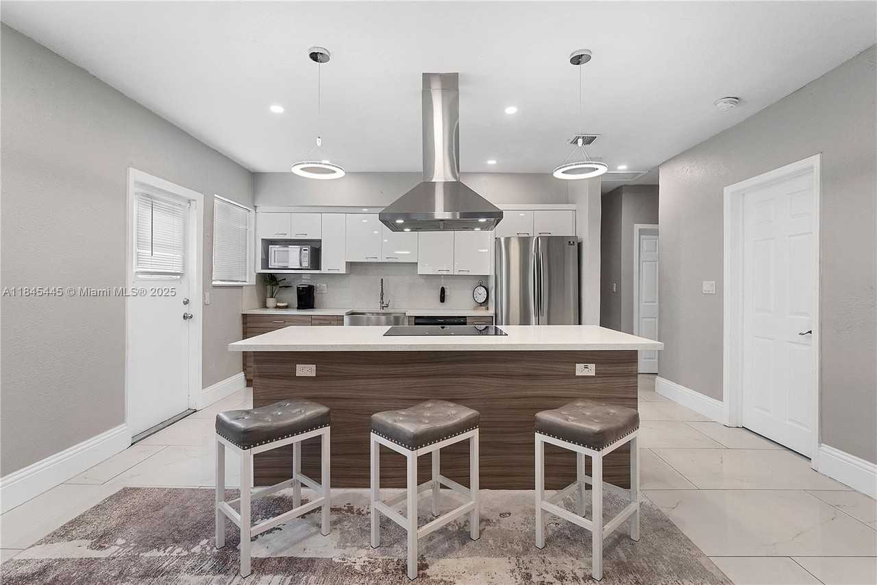 2227 Cody St - Photo 6 of 24